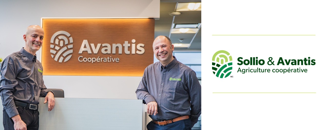 Le président d'Avantis Coopérative accompagné d'un membre de la direction, devant un cadre représentant le logo d'Avantis.